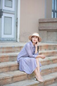 スカートを履くと足が太く見える理由と解消法は？