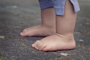 足のむくみを解消するセルフケアのおすすめは？